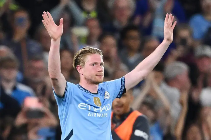 Man City erect the statue of De Bruyne
